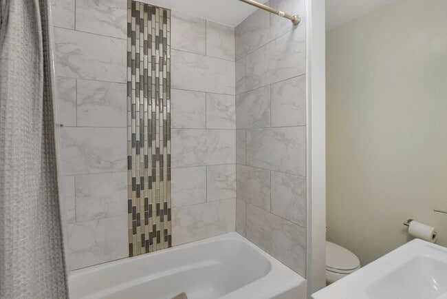 Building Photo - 37 Lindsay St