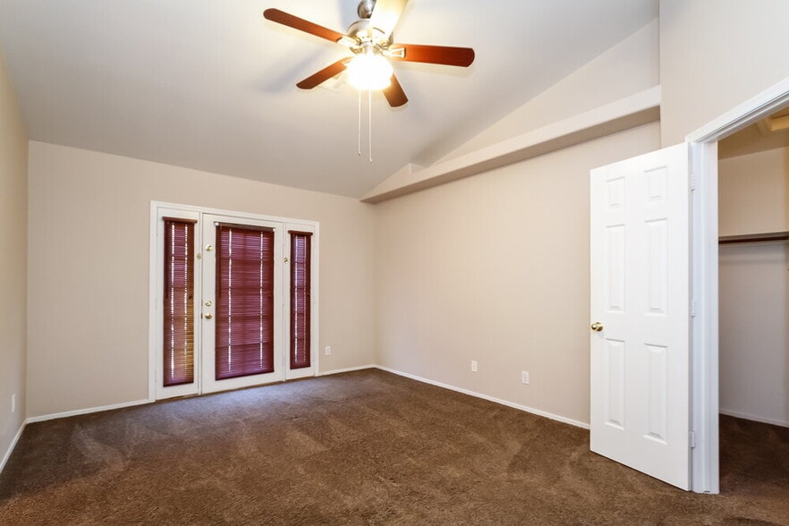 Building Photo - 8904 Dolente Ave