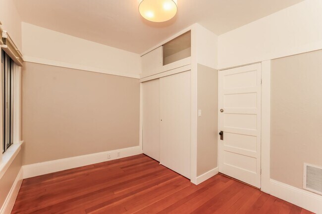 Building Photo - 1920 North Berkeley 2 Bedroom Bungalow Available!