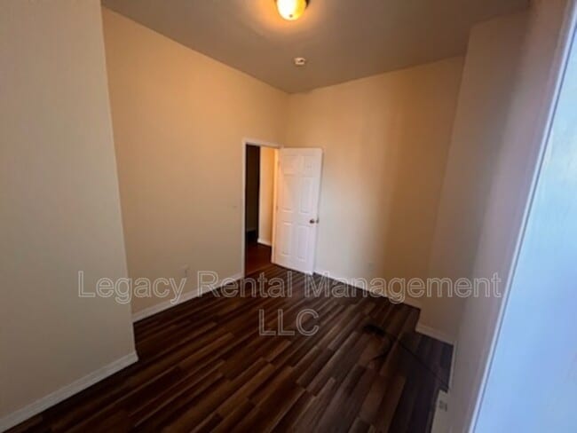 Building Photo - 116 E Broad St