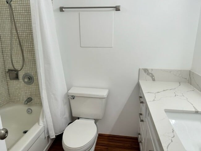 Building Photo - Updated 1-BR, 1-BA with 1-parking