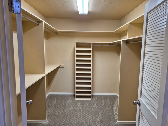 Building Photo - Beautiful  4 bedroom 2.5 bath with loft & Pool