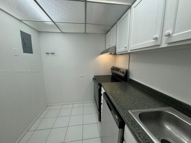 Building Photo - 3660 Inverrary Dr