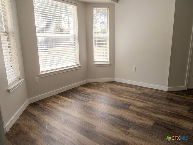 Building Photo - 202 Appaloosa Dr