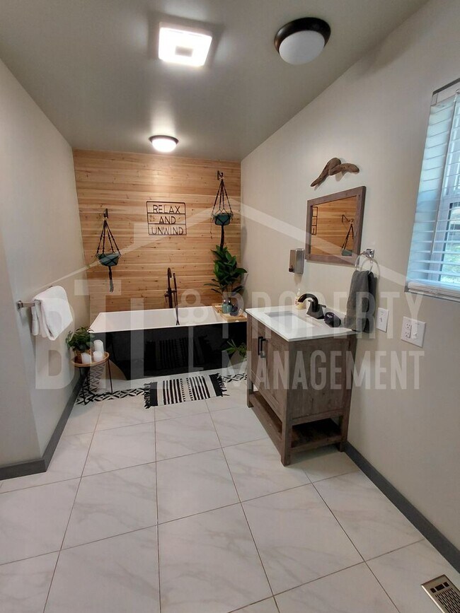 Building Photo - Beautiful 3BR Home with Scenic Views in Forsyth