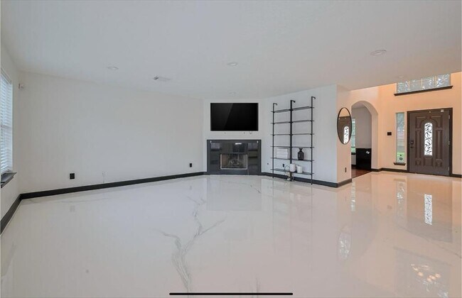 Building Photo - 13703 Broad Oaks Ln