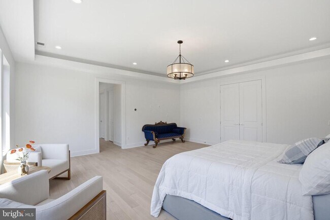 Building Photo - 1513 Oakview Dr