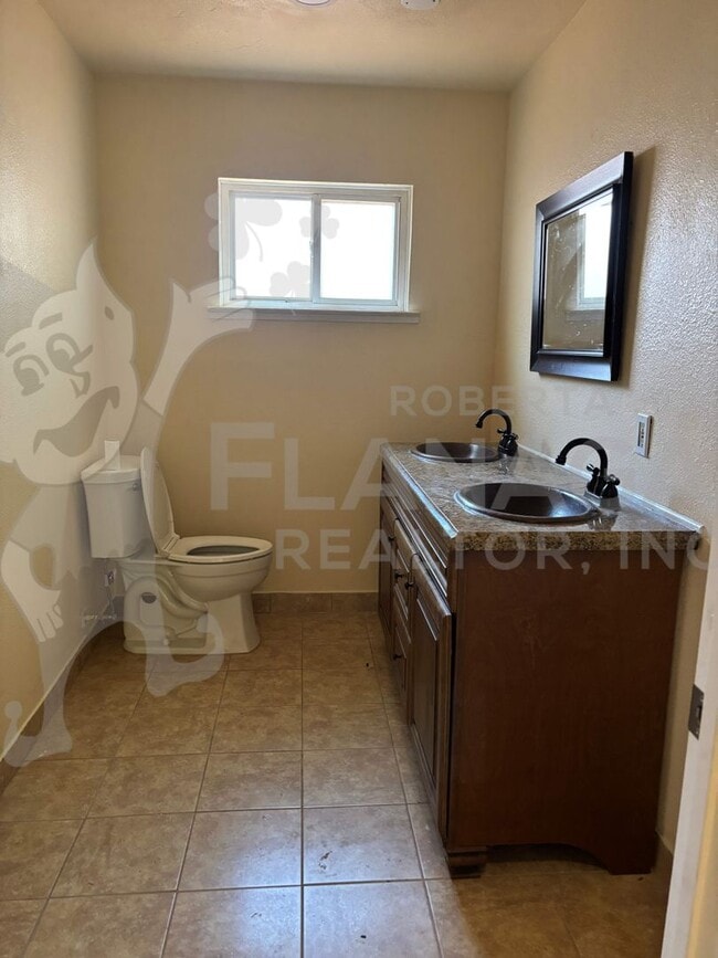 Building Photo - 2 Bedroom/ 1 bathroom home.