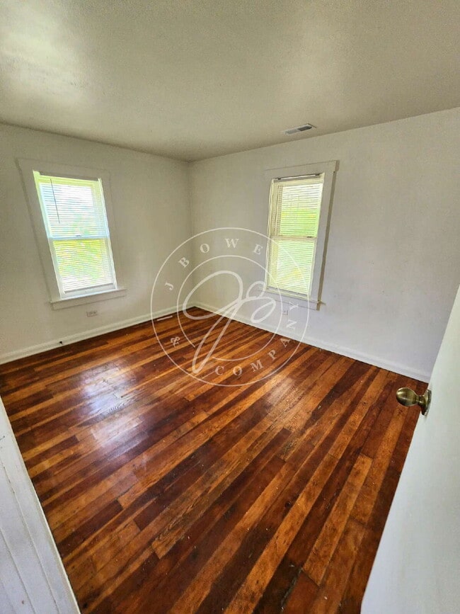 Building Photo - Updated West Toledo Upper unit! 2 Bedroom – Water Included!