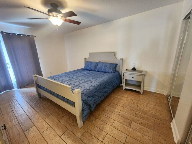 Building Photo - Fully Furnished 3 Bedroom Home w/ Covered ...