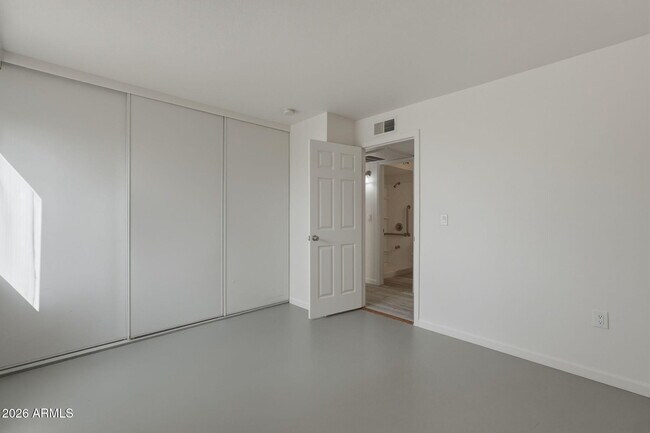 Building Photo - 8055 E Thomas Rd