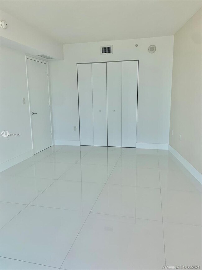 Building Photo - 250 Sunny Isles Blvd