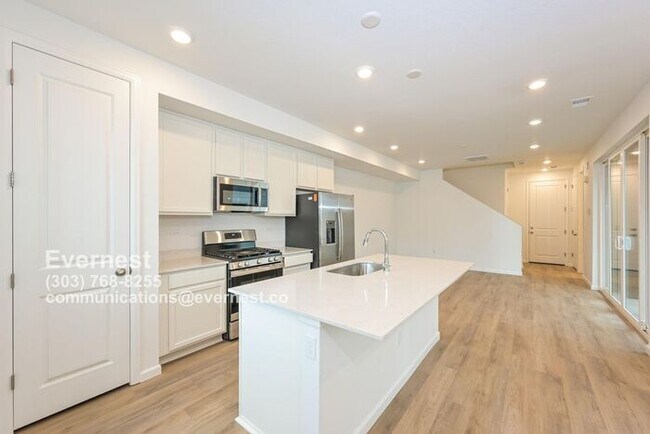 Building Photo - Spacious and Stylish Townhome with Prime L...