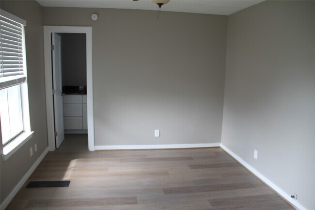 Building Photo - 5400 Sheldon St