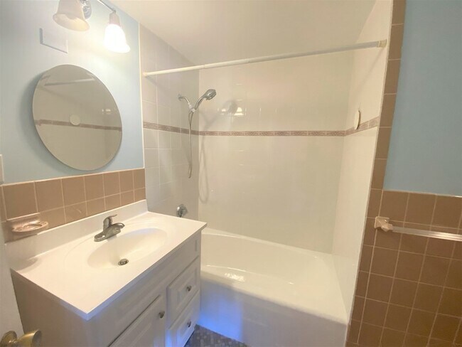 Building Photo - 300 Lynn Shore Dr