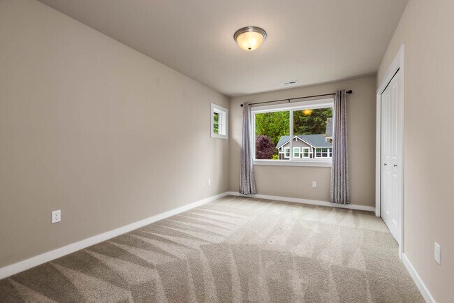 Building Photo - Spacious 5-Bedroom Home with Loft in Beautiful Carnation