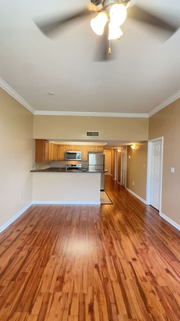 Building Photo - Great 3rd floor unit at LAUREL STATION for $2800/month Rent includes two assigned parking spaces!