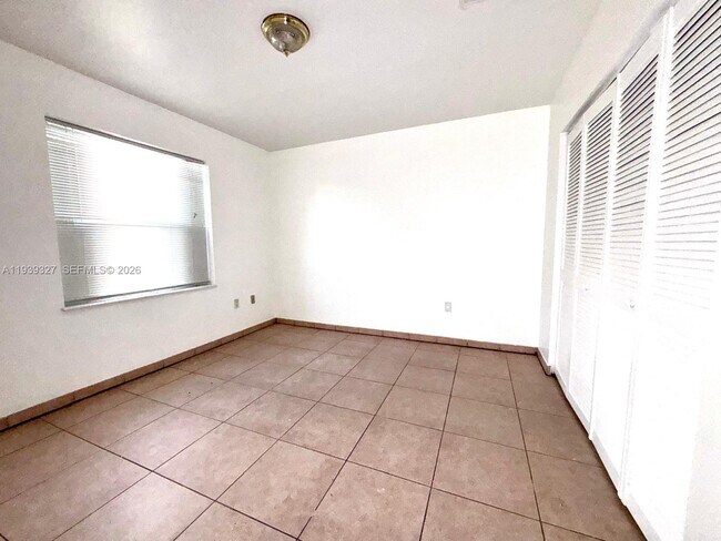 Building Photo - 14140 NE 2nd Ct