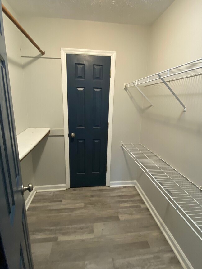 Building Photo - 6813 Willowbrook Dr