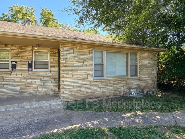 Building Photo - 1139 1/2 S Haden St
