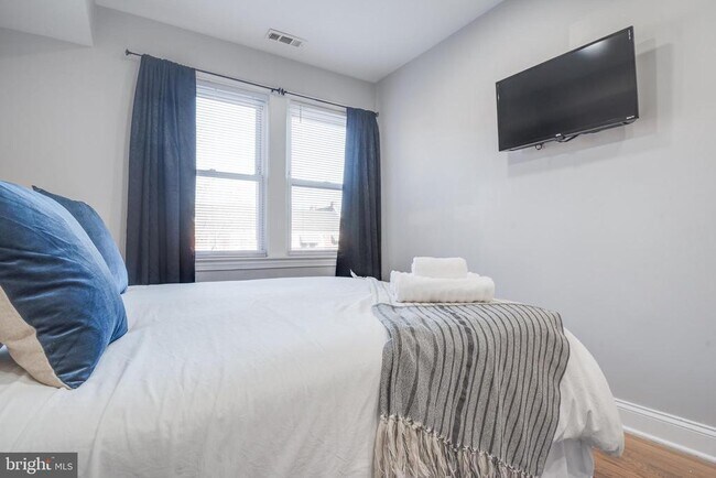 Building Photo - 1255 Raum St NE