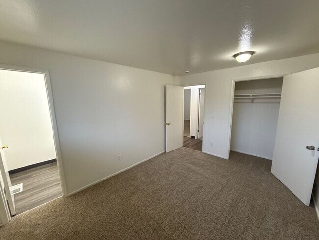 Building Photo - 848 Plymouth Dr NE