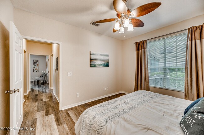 Building Photo - 13700 Richmond Park Dr N