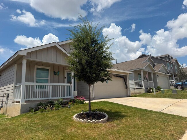 Building Photo - Modern Comfort Meets Convenient Living in San Antonio
