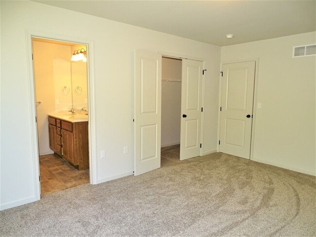 Building Photo - 226 Lakeside Crossing