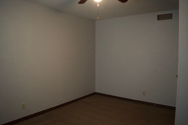 Building Photo - Affordable 3 Bedroom Duplex, SW Columbia!