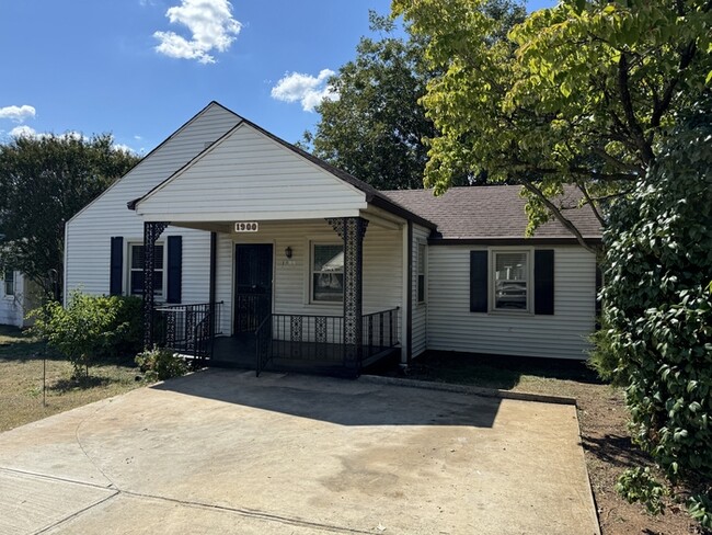 Primary Photo - 1900 Vanderbilt Cir SW