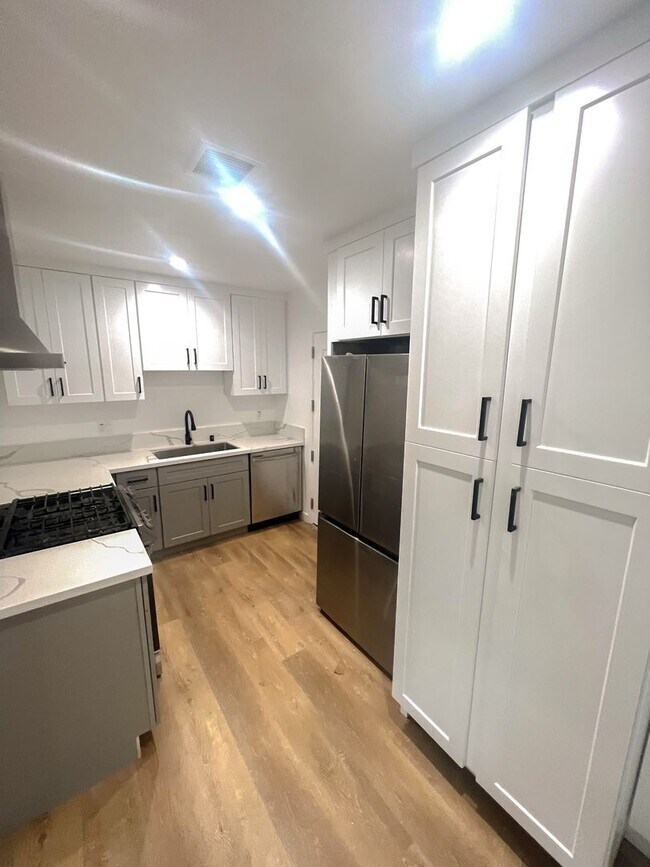 Building Photo - Modern 2-Bedroom Apartment in Inglewood – ...