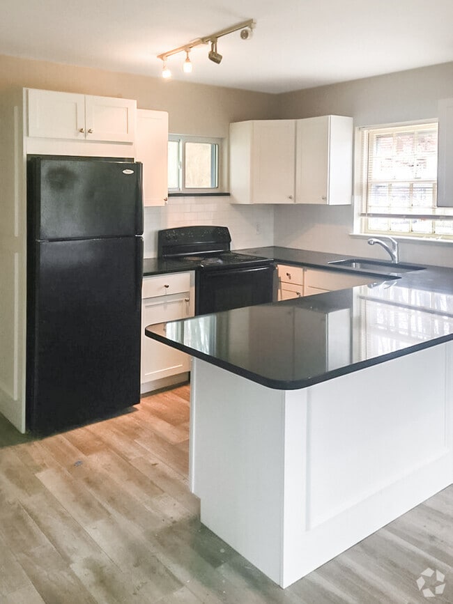 Building Photo - Secluded 5 Bed - 3.5 Bath House on a Hill ...