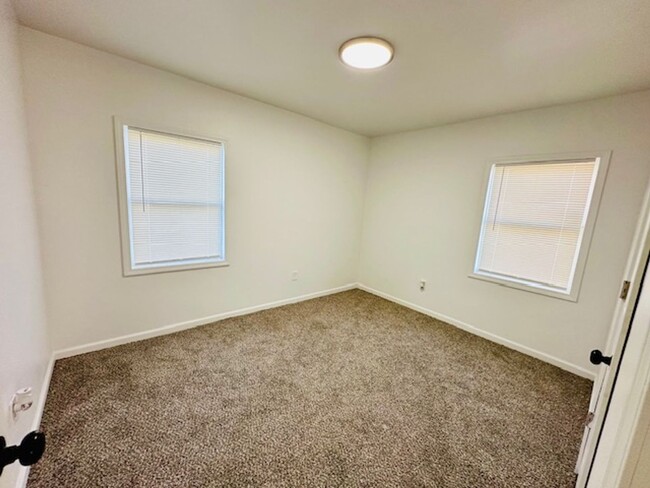 Building Photo - 3 Bedroom 1 Bath Welcome Section 8 Totally...