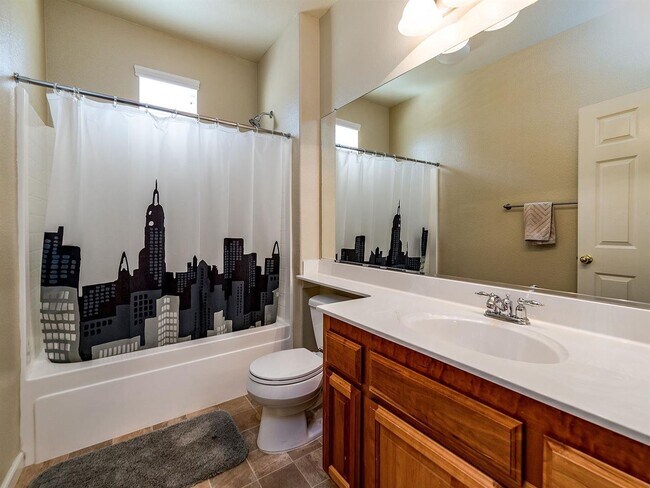 Building Photo - Beautiful Enclave updated unit!