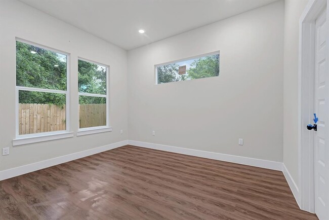Building Photo - 112 S San Jacinto St