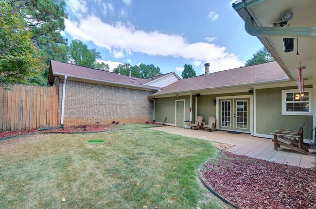 Building Photo - 251 Ivy Ln