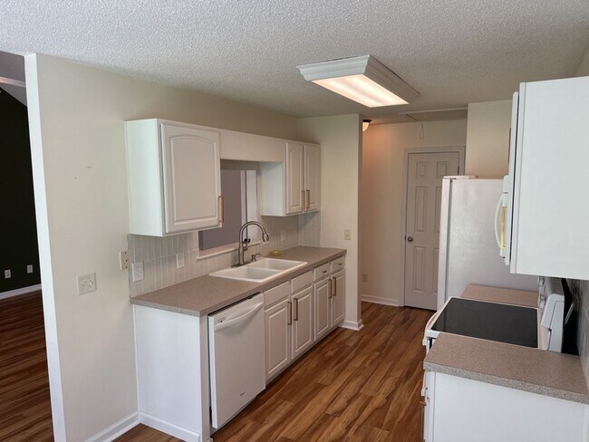 Building Photo - 156 Shady Oak Cir