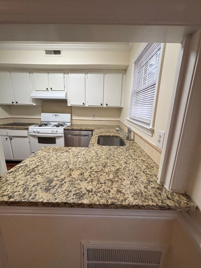 Building Photo - New Listing - Available Now!