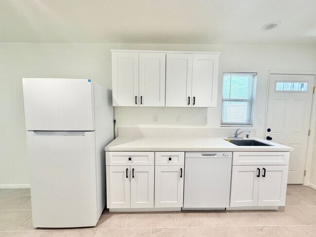 Building Photo - AVAILABLE NOW!! Studio Apartment in Palm Springs!