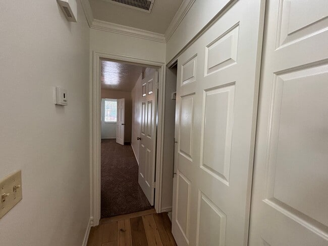 Building Photo - DARLING TOWNHOME FOR RENT!