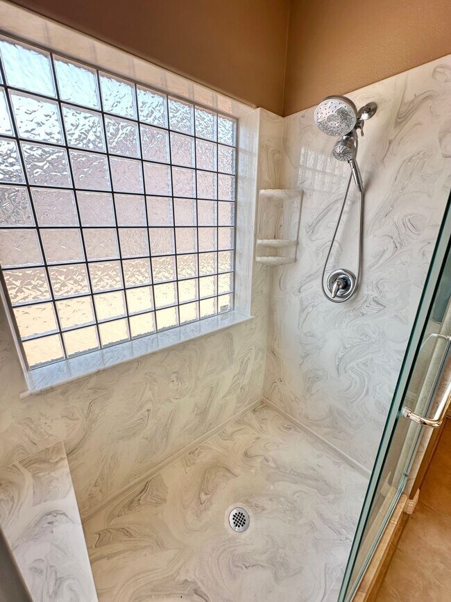 Building Photo - Beautiful 3 bedroom, 3 bathroom home with ...