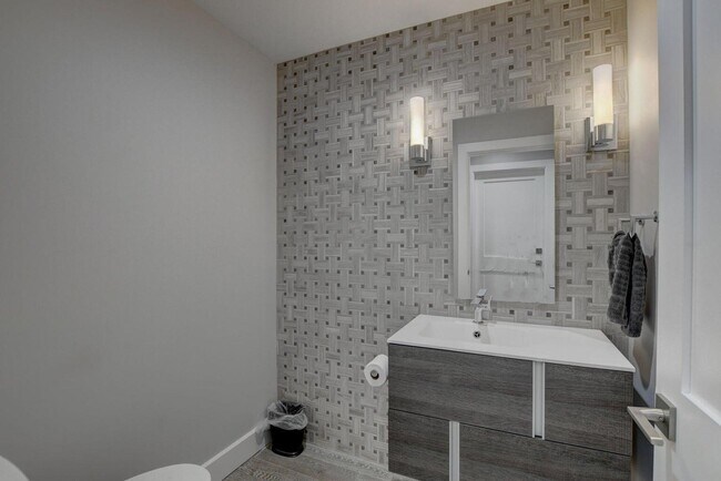 Building Photo - 88 SW 10th Dr