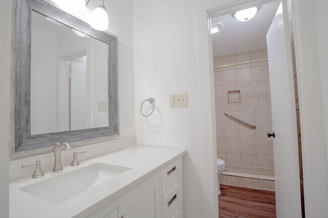 Building Photo - 2800 Bushnell Dr