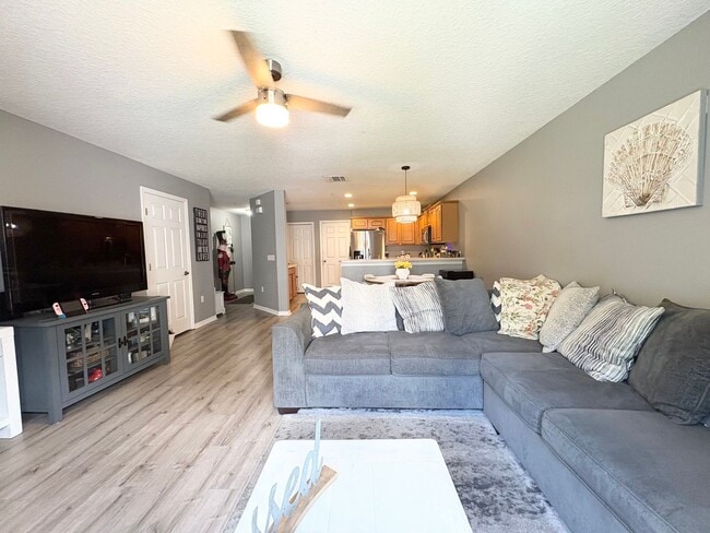 Building Photo - Fantastic 3 BR Townhome in Gated Winter Springs community with Pool and great schools