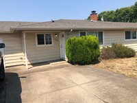 Building Photo - 2 bedroom 1 bathroom duplex with garage