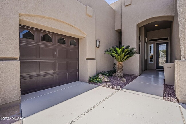Building Photo - 65473 E Rose Ridge Dr