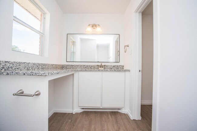 Building Photo - 6004 Vernon Ave