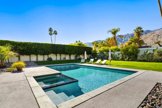 Building Photo - 1411 Via Isla