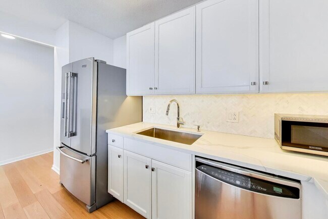 Building Photo - 400 N La Salle Dr